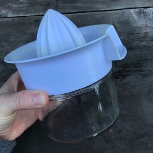 Citrus juicer with screw-on glass jar